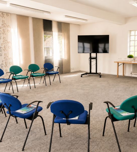Seminarraum mit Sessekreis und Flatscreen