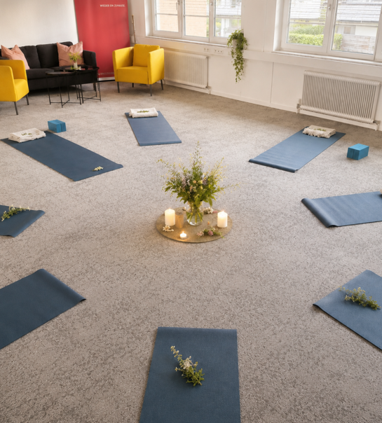 Yogamatten im Kreis gelegt