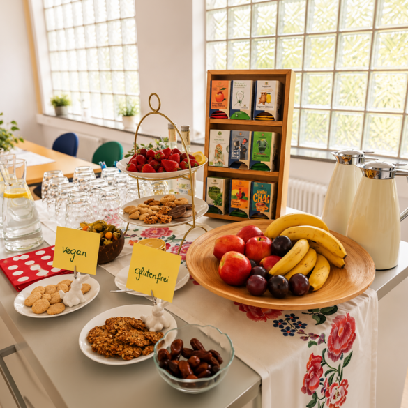 Buffet mit Obst, Tee, Keksen, Wasser, Kaffee