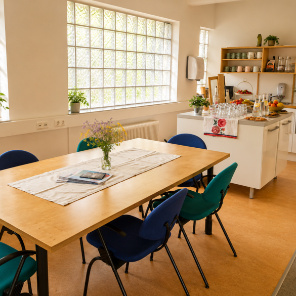 Essbereich mit Tisch, Küche und Buffet
