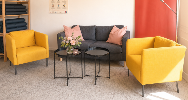 gemütlich Ecke mit Sofa und zwei Stühlen, Decken